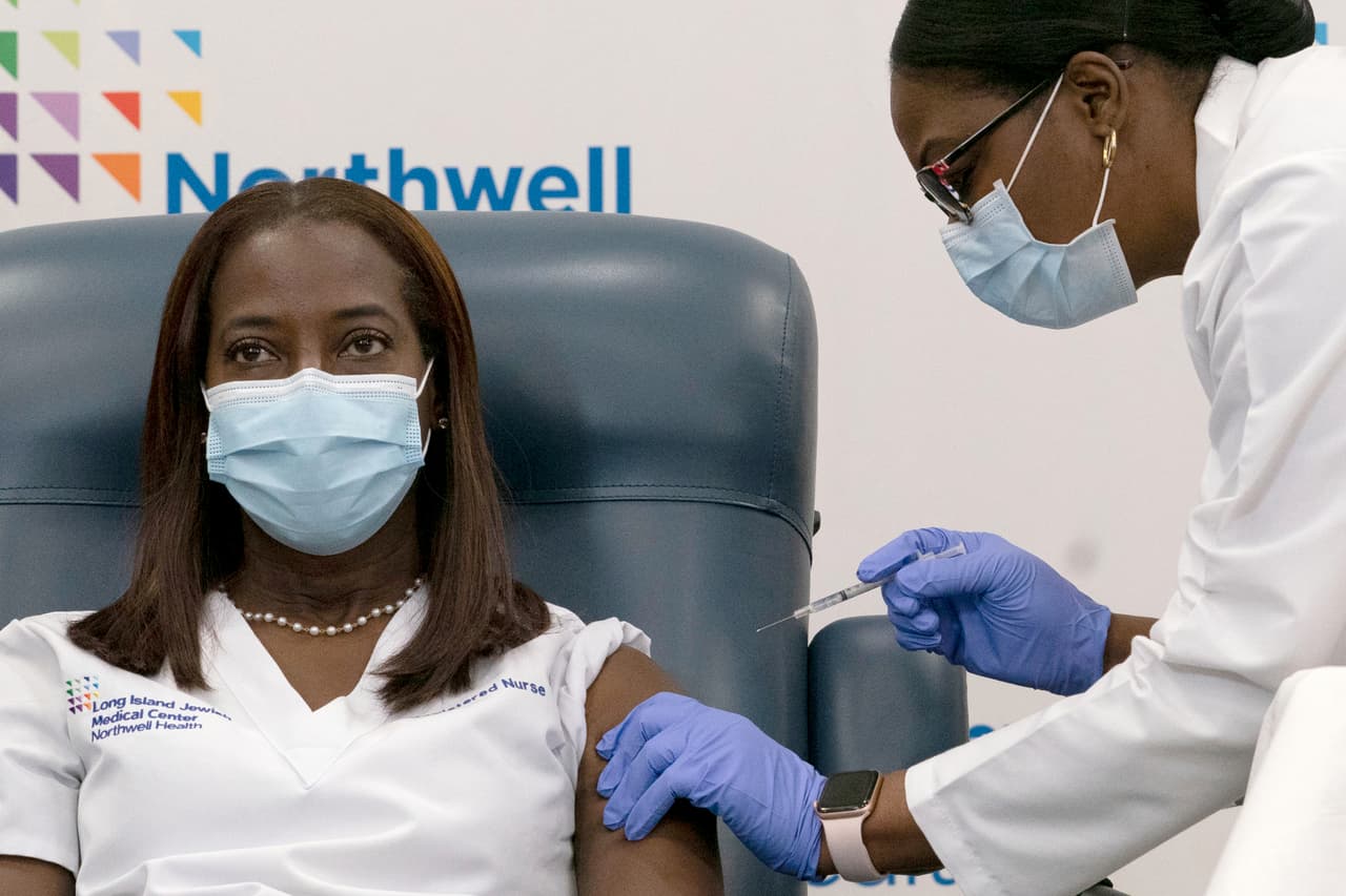 <b>11 de diciembre de 2020: la FDA aprueba la primera vacuna en Estados Unidos, fabricada por <a href="https://www.fda.gov/emergency-preparedness-and-response/coronavirus-disease-2019-covid-19/pfizer-biontech-covid-19-vaccine">Pfizer-BioNTech</a>. </b>
<br>
<br>El 14 de diciembre, Estados Unidos alcanzó las 300,000 muertes. Ese mismo día Sandra Lindsay, una enfermera en Nueva York, se convirtió en la primera persona en los Estados Unidos en recibir la vacuna contra el covid-19.
<br>
<br>Al día siguiente la FDA confirmó la efectividad y seguridad de la vacuna fabricada por Moderna COVID-19, el último paso antes de la autorización.
<i><a href="https://www.univision.com/noticias/salud/vacunas-contra-el-coronavirus-fotos">Mira aquí las 12 vacunas que han salvado más vidas en la historia.</a></i>