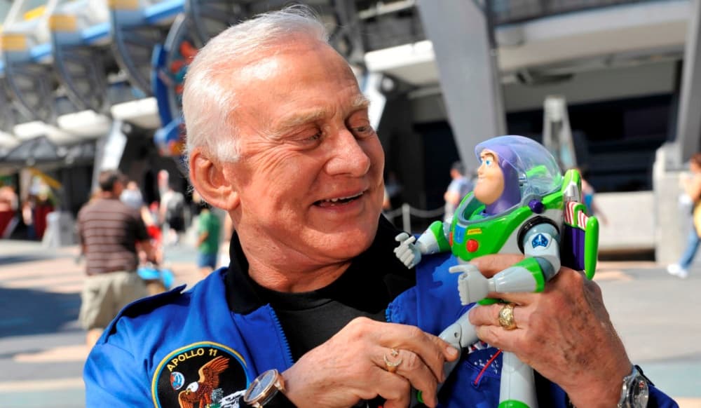 Astronauta Buzz Aldrin y Buzz Lightyear