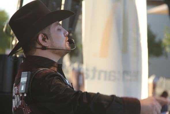 Los corridos de la banda grupera “Voz de Mando” se hicieron sentir en los Latin Grammy Streets Parties en Phoenix, donde los fanáticos esperaban ansiosos y cantaron con entusiasmo las más famosas canciones de esta agrupación. 