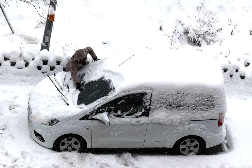 <b>Aplica crema de afeitar a las ventanas</b>
<br>¿Sabías que la crema de afeitar contiene los mismos ingredientes que los desempañadores de vidrios? Para evitar que se empañen las ventanas de tu auto, simplemente coloca un poco de esa crema en el interior de las ventanas y luego límpialas. Tus vidrios quedan claros y radiantes. 
<br>