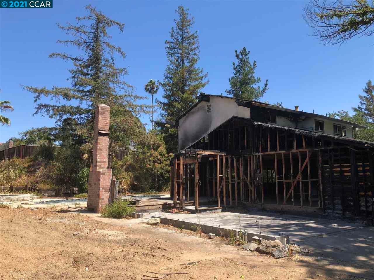 La vivienda fue construida en 1968. La hipoteca mensual estaba considerada alrededor de $3,800, pero el comprador decidió liquidar la compra en efectivo. Pese a que para muchos puede parecer excesivamente cara, Redfin estima que su valor real en las condiciones que se encuentra es de más de un millón de dólares.