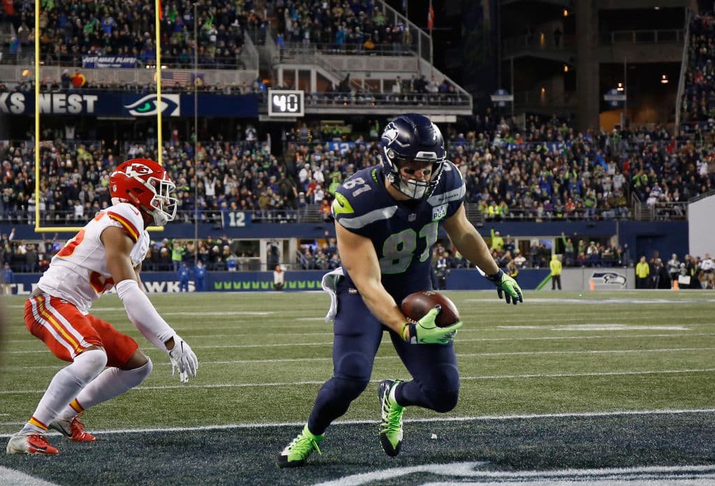 Y a 5:30 de llegar al medio tiempo, Russell Wilson se conectó con Nick Vannett en pase de anotación de 1 yarda para irse al descanso con una ventaja de 14-10.