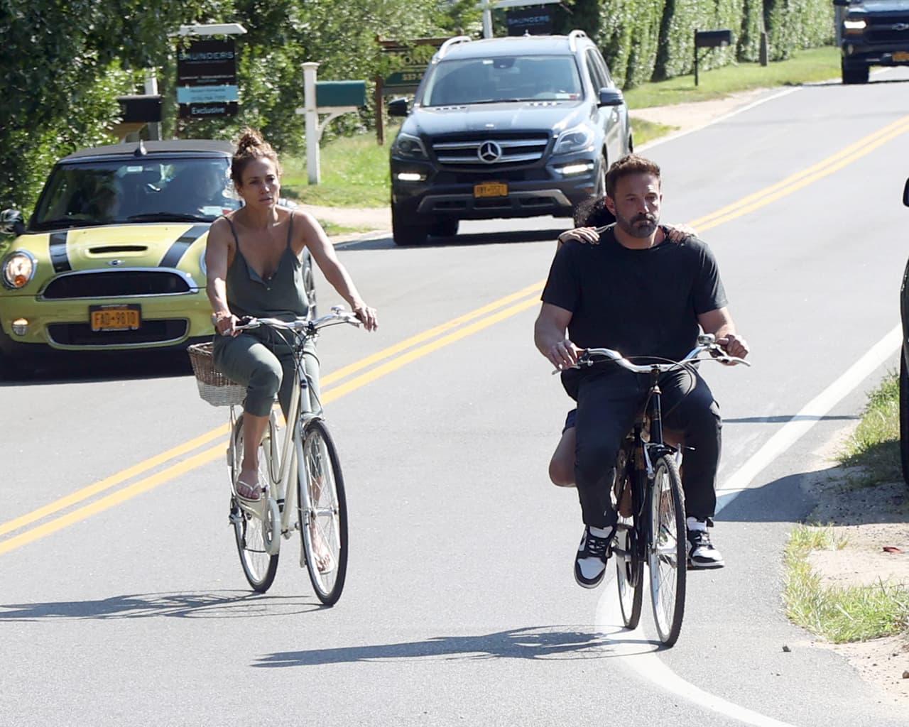 En un momento del paseo, la melliza de Jennifer y Marc Anthony se bajó de su bicicleta y 
<b>se subió a la de Ben Affleck.</b>
<br>