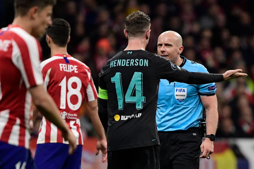 Henderson reclama al árbitro lo que cree que es una infracción, el colegiado no cae ante la presión del capitán.