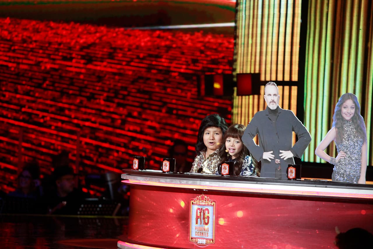 La acompañó 'mini Albertano'. Juntos ocuparon un lugar en la línea de jueces del programa, colocado frente al jurado original.