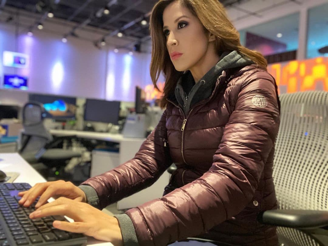 Y así de duro trabaja en las instalaciones de Univision Elyangelica González.