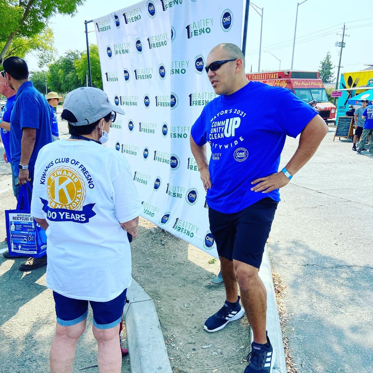 Hasta el jefe de la Policía de Fresno, Paco Balderrama, se unió a la iniciativa de limpieza.