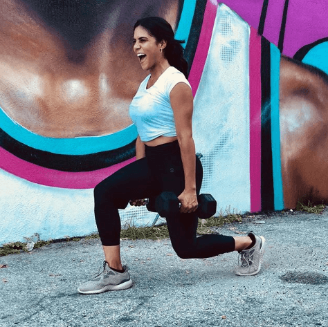 "La única cosa de publicar fotografías y vídeos haciendo ejercicio, es que ya tienes el compromiso de lucir en forma", escribió en esta foto.