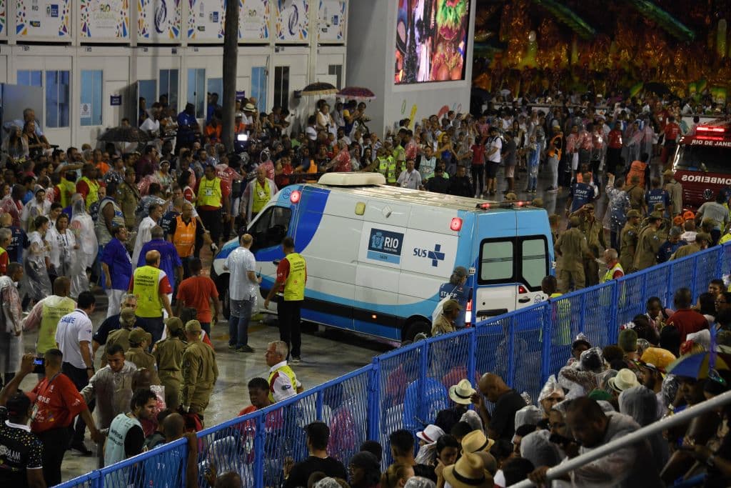 La policía está investigando lo sucedido. Aunque todavía no se han aclarado las causas del incidente, un director de la organización apuntó la posibilidad de que la lluvia hiciera patinar las ruedas de la carroza, informó la Agencia Efe.
<br>