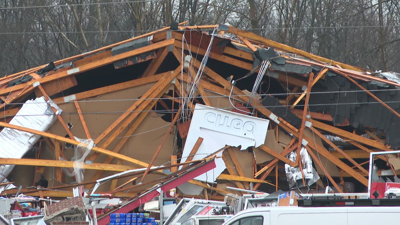 <h3 class="cms-H3-H3"></h3>
<h2 class="cms-H2-H2"><b>Tornados también golpean Indiana</b></h2>
<br>
<br>El tornado no paro en Illinois, continuo a Indiana, dejando varias zonas de Indiana, donde al menos dos personas murieron y otras resultaron heridas mientras otra ronda de lluvias, granizo y vientos intensos avanzaba por la región el miércoles.
<br>
<br>Las muertes se registraron en la comunidad de 
<b>Lake Village, en el noroeste de Indiana.</b> Autoridades confirmaron que las víctimas eran una pareja de adultos mayores.