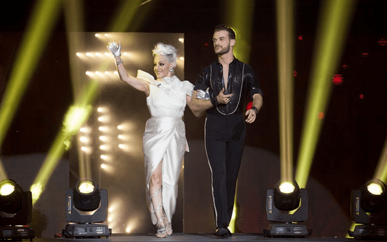 Lola Cortés llegó a Mira Quién Baila con un increíble cambio de look que incluía un mohicano.