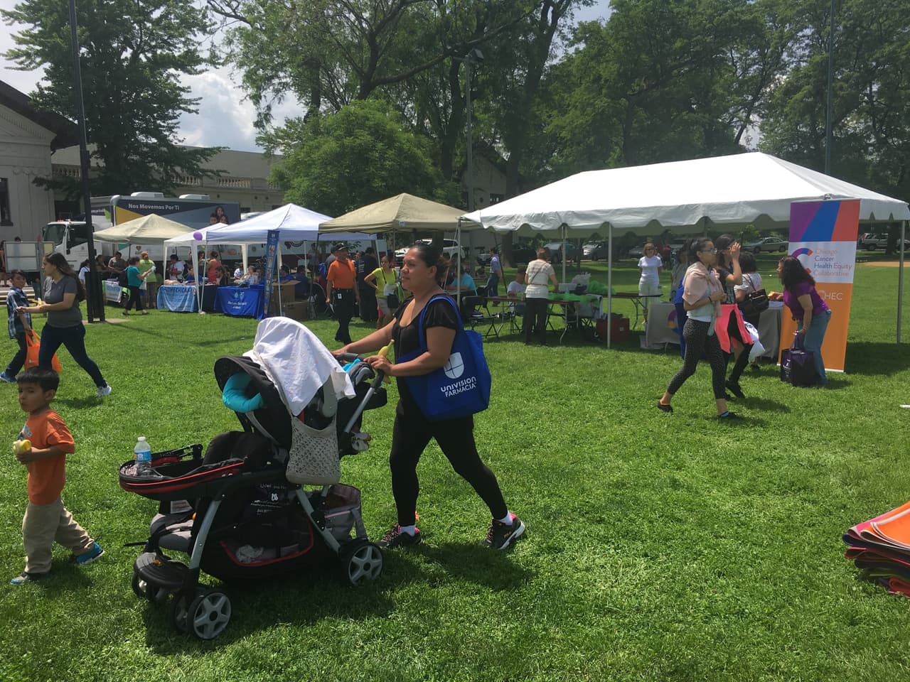 Cientos de personas asistieron a la feria de salud en Chicago.