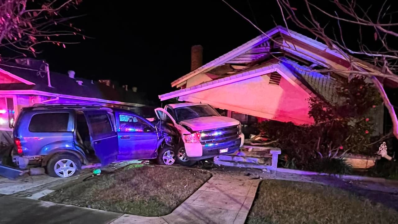 Conductor intoxicado choca contra una vivienda y derriba el techo en Yuba City
