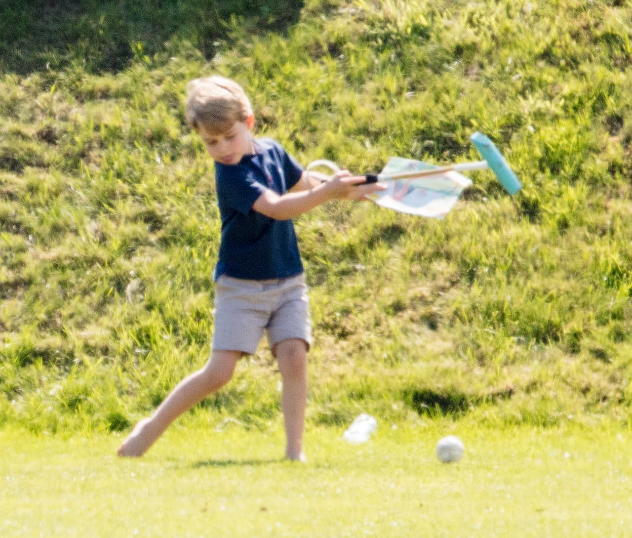 Su hermano,
<b><a href="https://www.univision.com/entretenimiento/realeza/terrorista-que-instigo-a-otros-para-que-atacaran-al-principe-george-pagara-con-su-libertad">el príncipe George</a></b>, también se quitó los zapatos y hasta intentó practicar algo de polo.