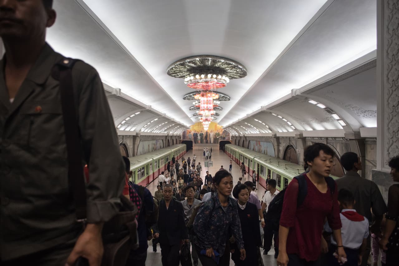 <b>Metro de Pyongyang.</b> Por debajo de sus calles, a una media de 100 metros bajo tierra, se encuentra el metropolitano de la ciudad. El atractivo de este suburbano reside en sus diversas cristaleras, mosaicos y detalles marmolados. Los turistas deben adquirir una tarjeta SIM norcoreana con la que estar localizables y comunicarse con el extranjero.
