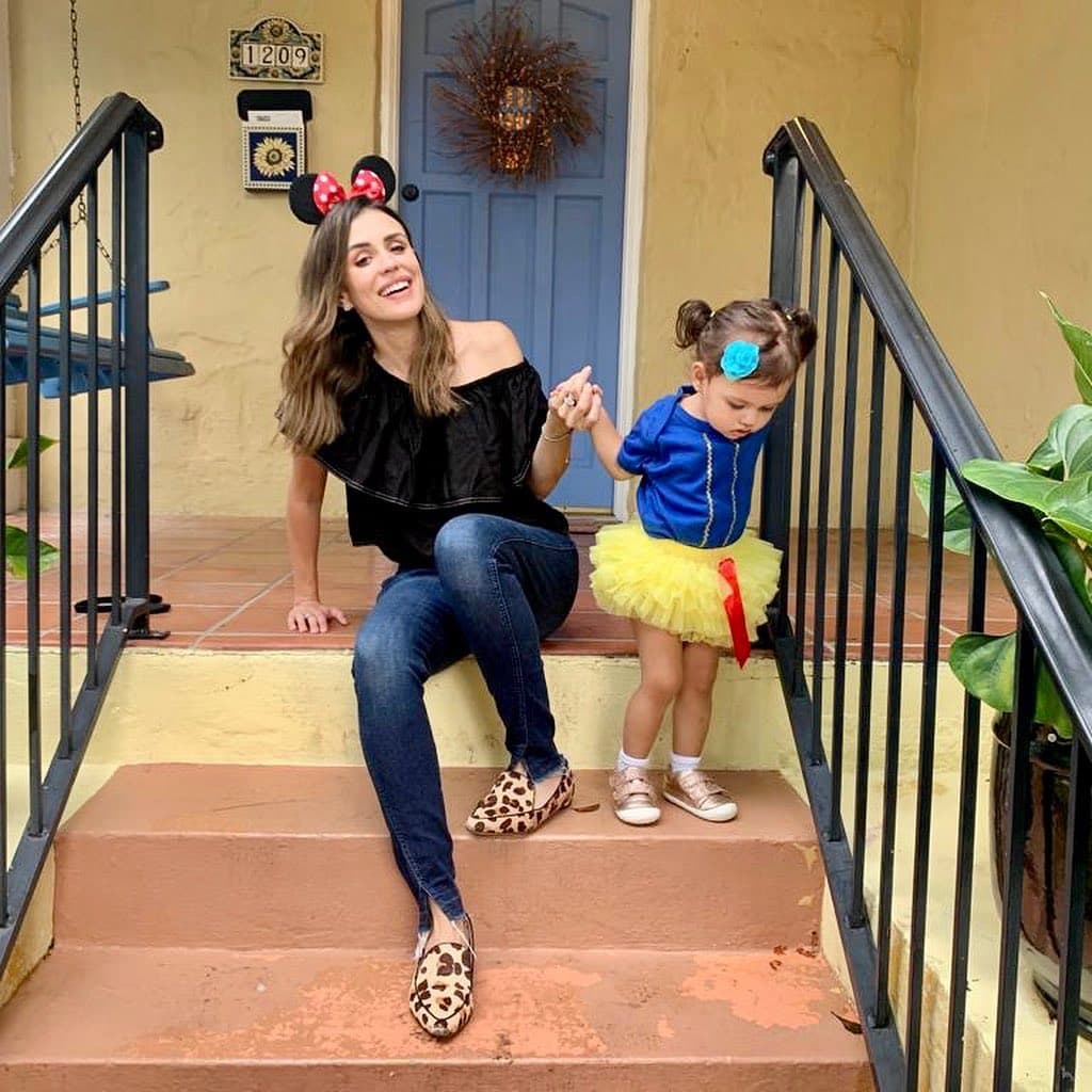 Y Caro admite que al pasar tiempo con su peque, ella misma se siente como una niña.