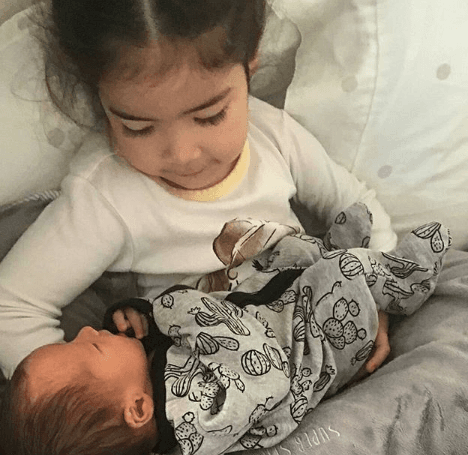 Giulietta ha dejado sorprendidos a todos. Ella está encantada con la llegada de su hermanito y quiere ayudar a su mamá a cuidarlo.
