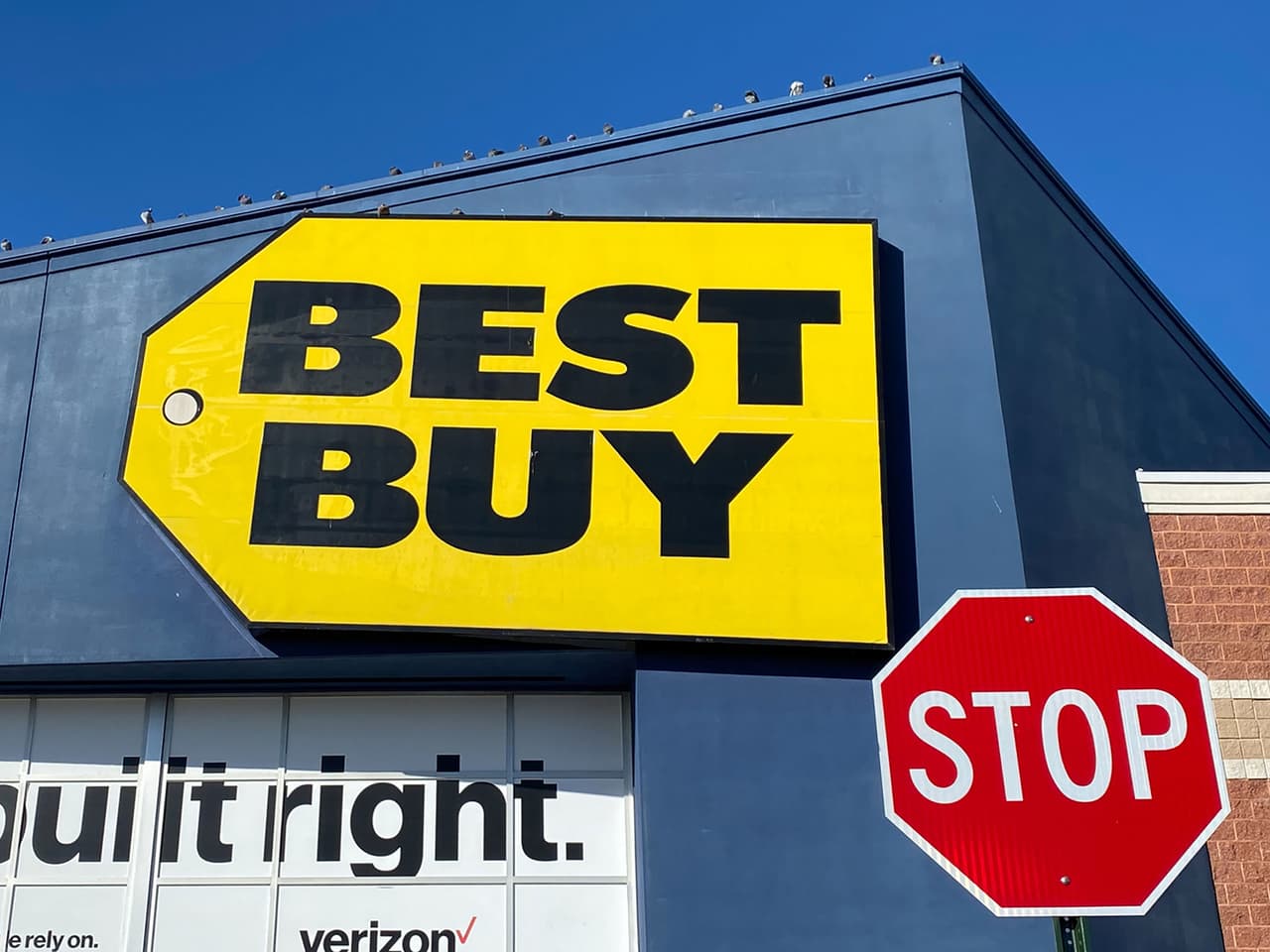 <b>Best Buy:</b>
<br>
<br>⏱ 
<b>24 de diciembre:</b> Horario regular de 10:00 am a 9:00 pm, pero puede variar por localidad
<br>⏱ 
<b>25 de diciembre:</b> Cerrado
<br>⏱ 
<b>26 de diciembre:</b> Horario regular de 10:00 am a 9:00 pm, pero puede variar por localidad