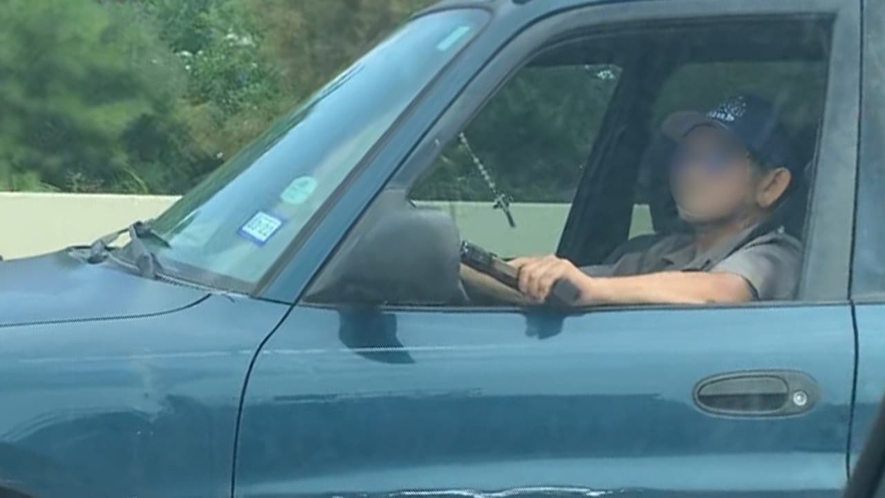 “Sentí mucho miedo”: conductor graba a hombre que le muestra un arma en carretera de Houston 