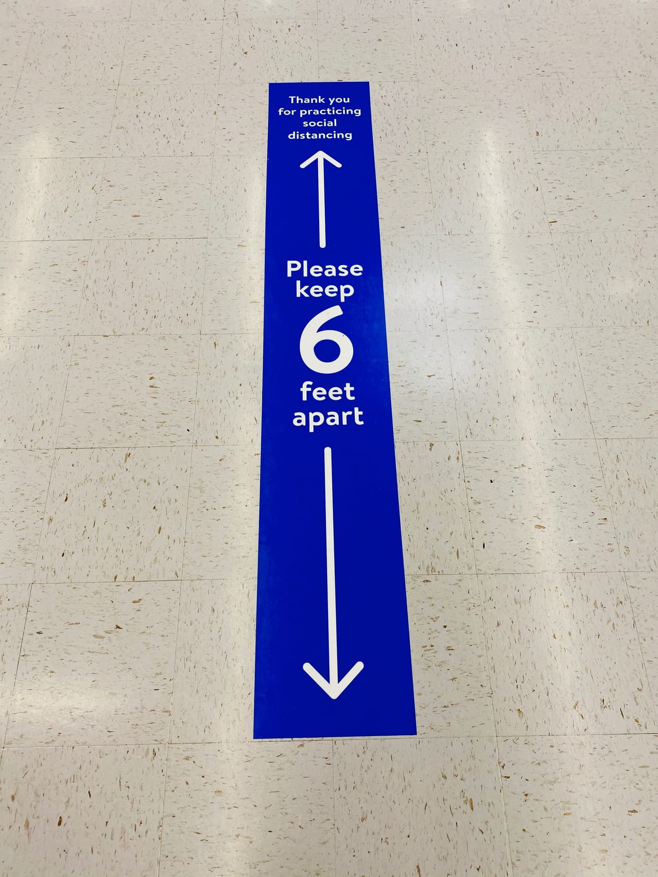 De esa forma los empleados pueden reabastecer los establecimientos, así como limpiar y desinfectar el edificio.