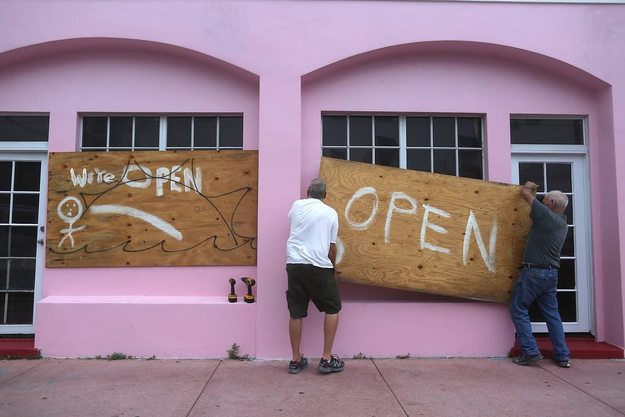 Residentes de Miami y Palm Beach siguen preparándose ante la llegada de Matthew