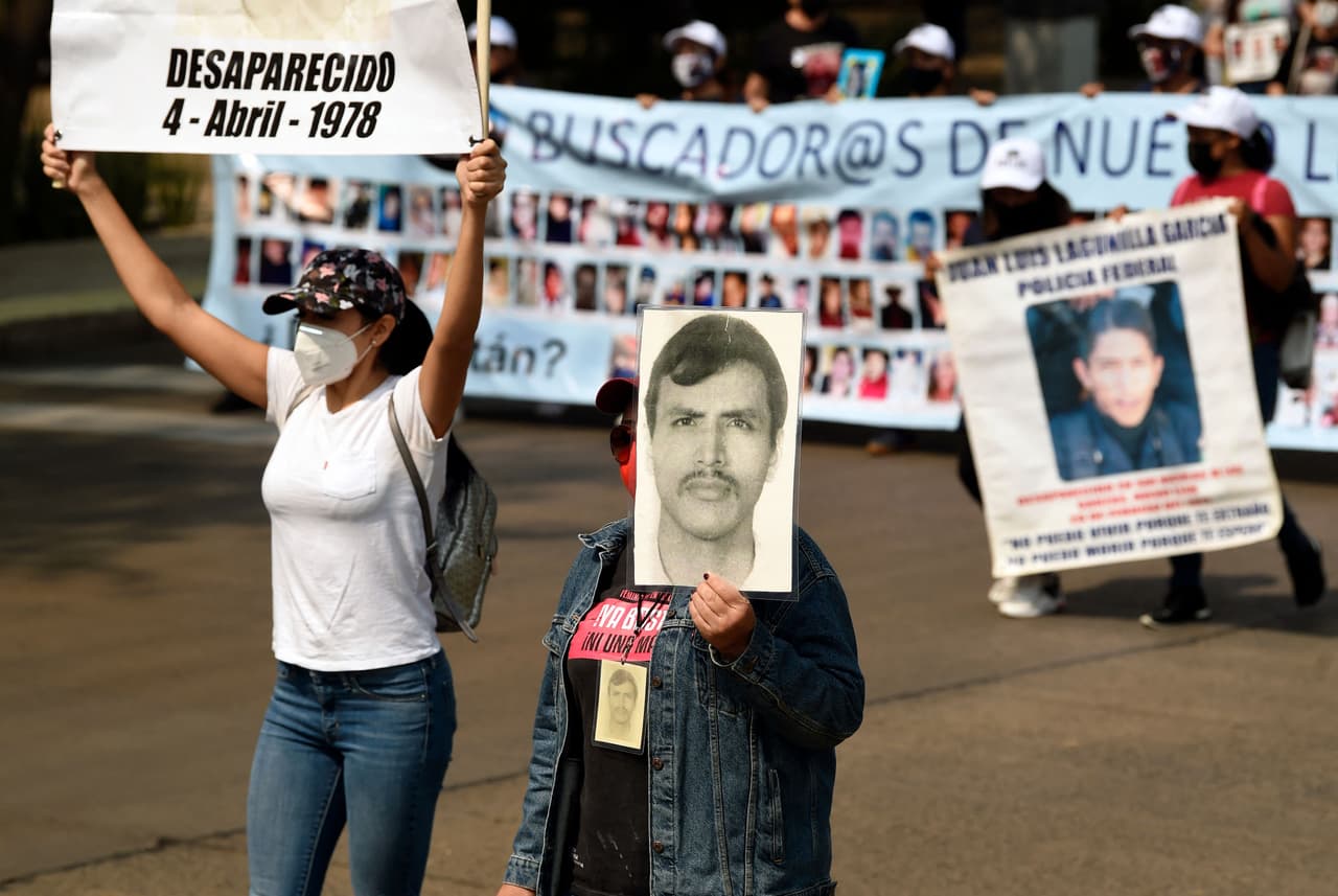 "Vivo en protesta y lucha, con el corazón partido en dos porque el día que se llevaron a mi hijo también se llevaron mi vida", añade Trejo, madre de Francisco Albabera, desaparecido en marzo de 2012 en el Estado de México (centro) cuando iba camino a la universidad. Tenía 22 años.
