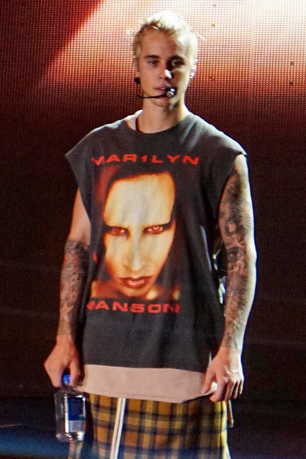 El cambio de estas camisetas le costó varios miles de dólares al cantante.