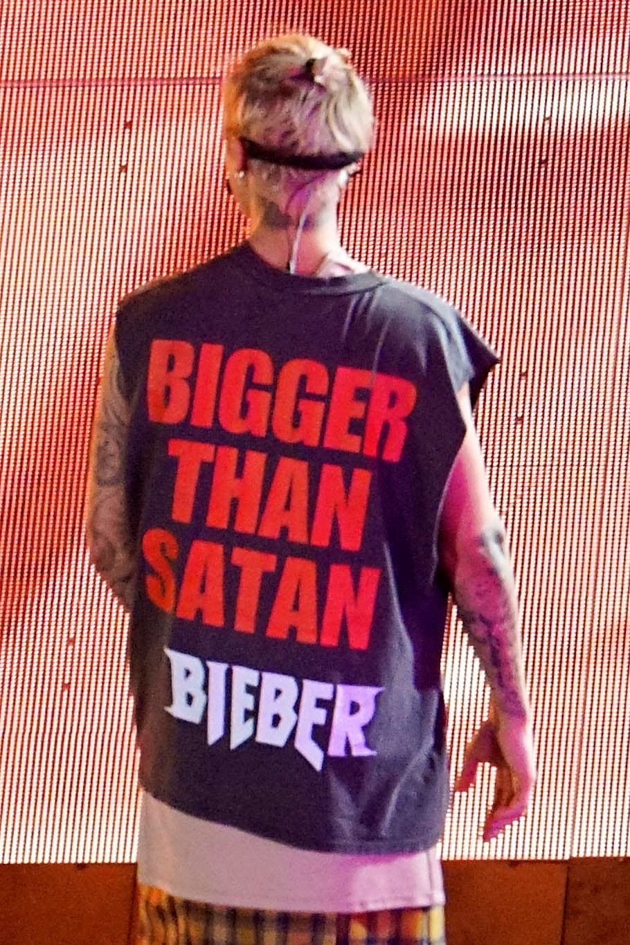 Definitivo, este chico quiere que todo arranque con el pie derecho, y unas camisetas no frenarán que su tour sea todo un exito.