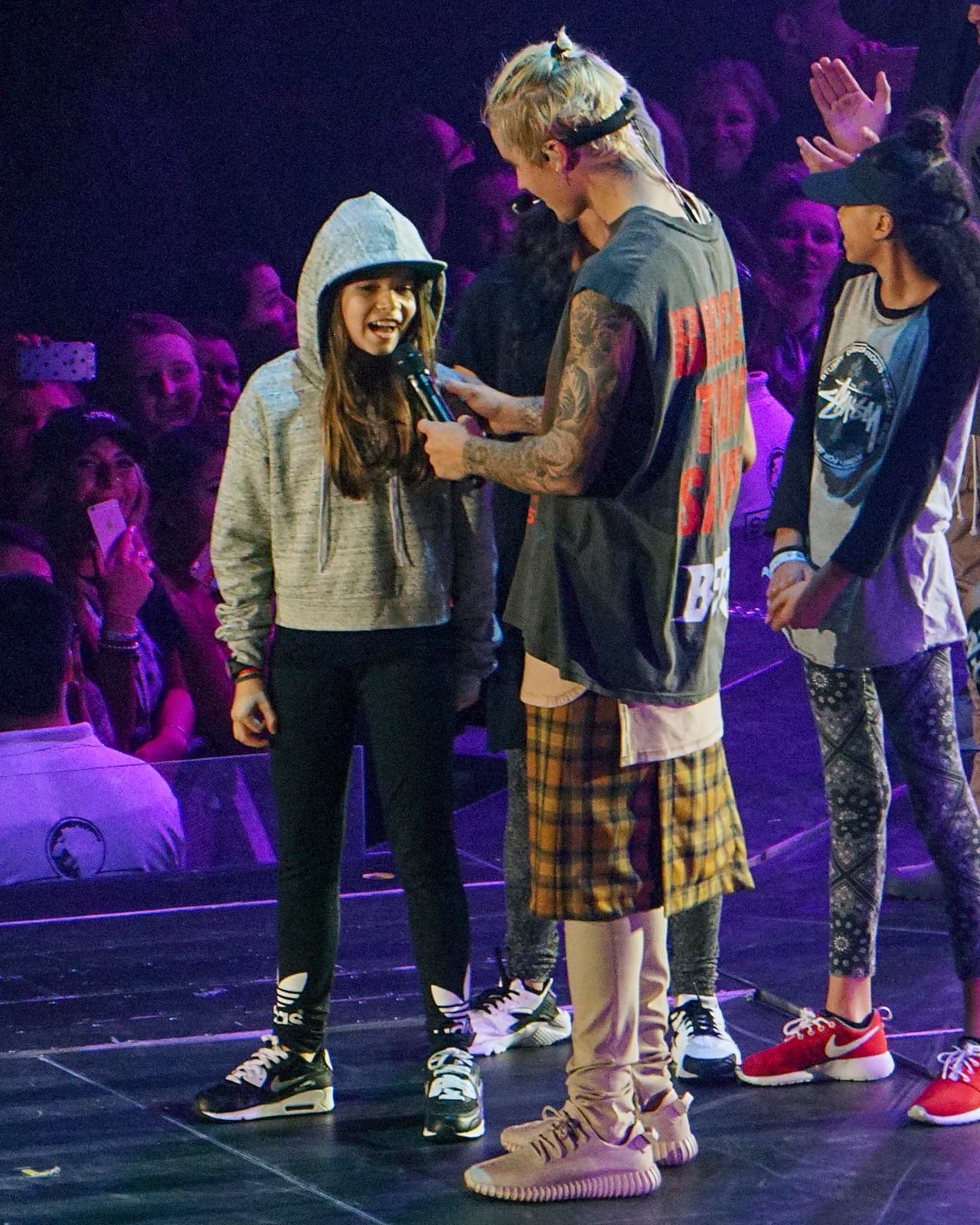 Y es que el cantante acaba de arrancar y ya está causando un furor impresionante por doquier; claro que no es para menos...