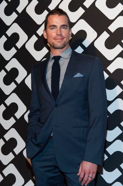 Los colores que más abundan en su clóset son el azul, negro, gris y blanco. Clásicos colores que le permiten hacer combinaciones ideales para todos los casos.