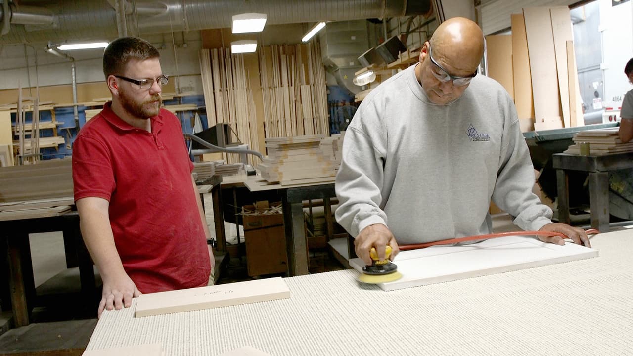 El dueño de la empresa donde trabaja le dijo un día que 
<a href="https://www.univision.com/noticias/criminalidad-y-justicia/la-pesadilla-de-este-condenado-inocente-hispano-no-termina-al-salir-de-la-carcel">buscando en Internet se enteró de su tiempo en prisión</a>. Mario Victoria no tiene una carta de perdón ni que explique que fue un error, una injusticia, lo que el estado cometió con él. Eso lo limita al buscar trabajo.