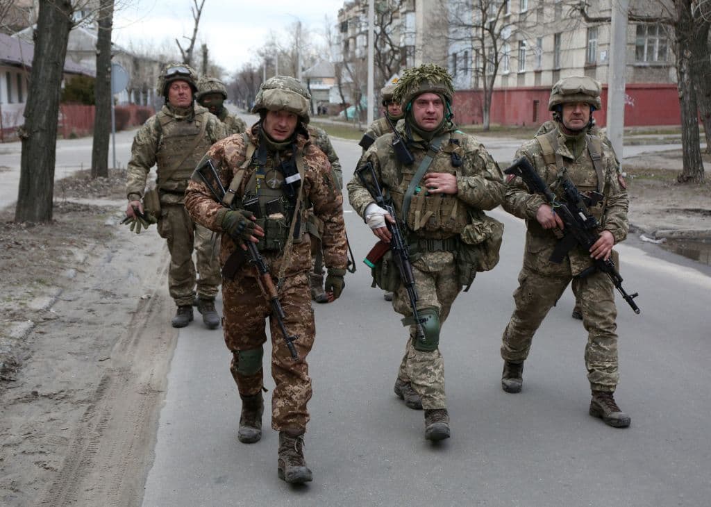 Militares ucranianos en la pequeña población de Severodonetsk, en la región de Donetsk que moscú hareconocido como estado independiente.