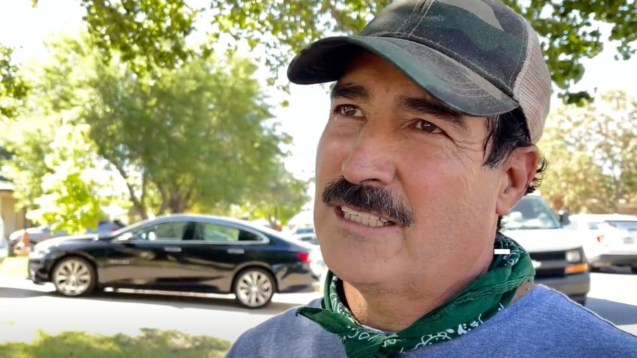 “Lo primero que se me vino a la mente
<b>es que era un muñeco inflable de Halloween</b>”: dice Carlos Macías García, quien usó la lámpara de su teléfono celular para iluminar lo que había en el árbol y así vio el cadáver.