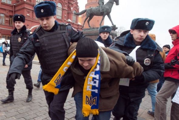 De acuerdo con la agencia Efe, más de personas fueron detenidas por protestar en contra de la intervención rusa.