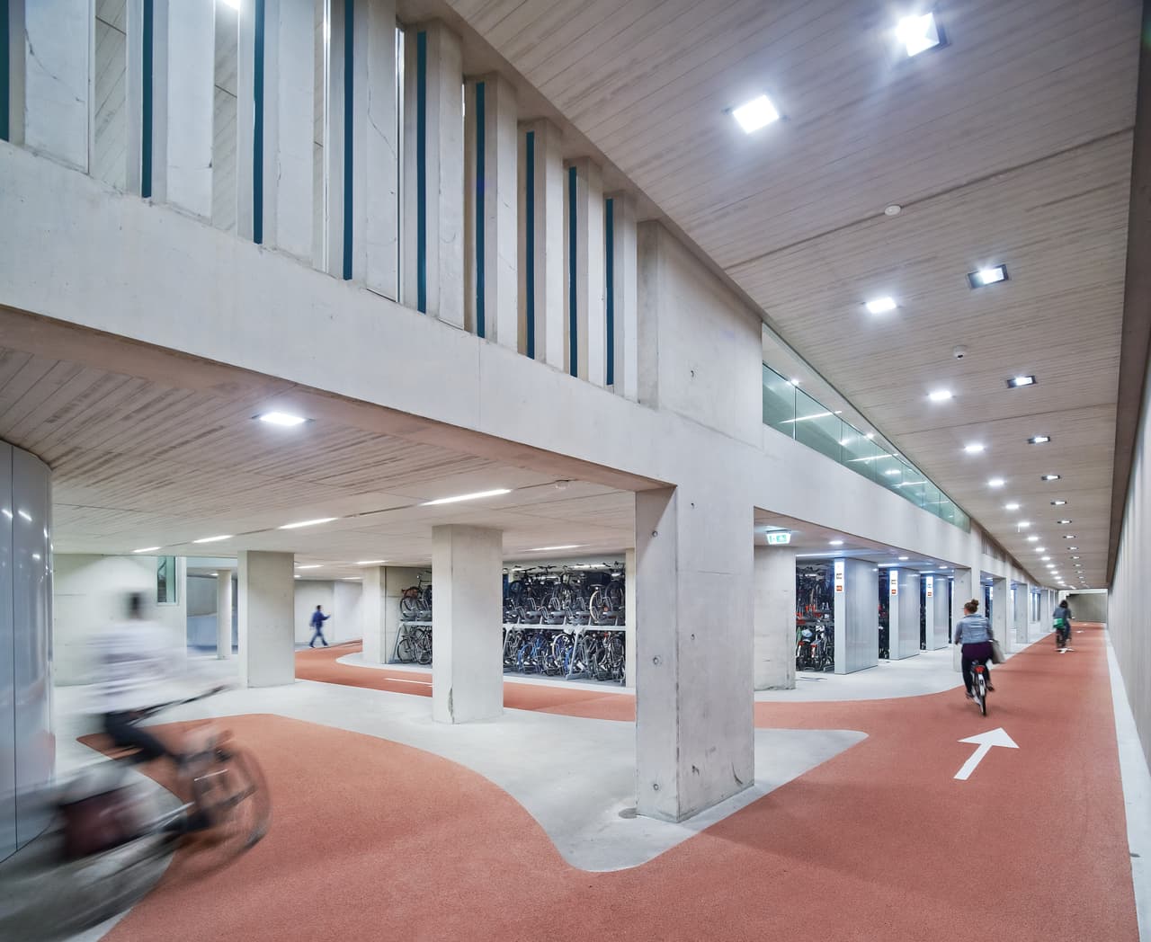 Los carriles por donde se desplazan los ciclistas y pasajeros se dividen en ciclovías y pasillos peatonales, lo que garantiza el tráfico seguro dentro de la instalación. Las rampas tienen una pendiente moderada y conectan las áreas de estacionamiento con el resto de la estructura.