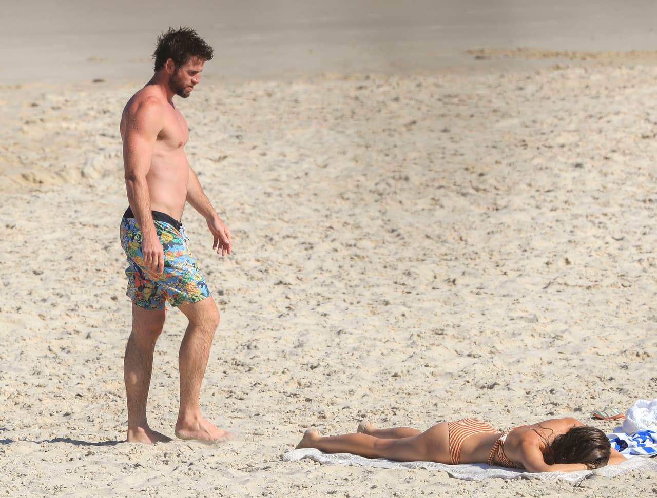 Aunque Hemsworth estuvo muy cariñoso con la modelo, ella no es la primera mujer con la que se le relaciona después de haberse separado de 
<b><a href="https://www.univision.com/famosos/en-dos-meses-miley-cyrus-se-separo-de-su-esposo-se-le-vio-carinosa-con-una-amiga-y-ahora-besa-a-un-amigo-fotos" target="_blank">Miley Cyrus.</a></b>