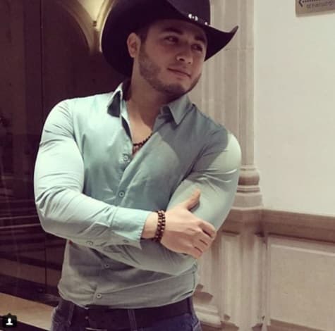 Apenas en 2017 Iván Tavares firmó contrato con una disquera de Monterrey, y el primer tema que dio a conocer se titula 'Estúpida', canción que poco a poco se fue colocando en el gusto de los jóvenes fans de la música norteña y de banda.