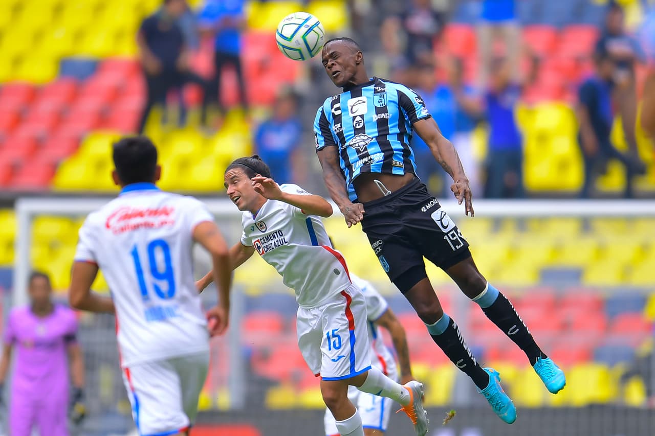 Raúl Gutiérrez arranca su interinato con Cruz Azul derrotanto a los Gallos Blancos pese a sufrir la expulsión del 'Tanque' Morales.