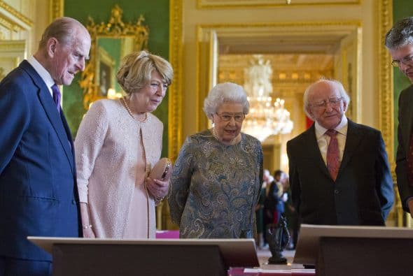 La lucha por la independencia irlandesa, en la que su padre participó, arrojó una "larga sombra" en las relaciones anglo-irlandesas, según reconoció Higgins, quien subrayó, sin embargo, que los lazos son ahora "más fuertes" que nunca.