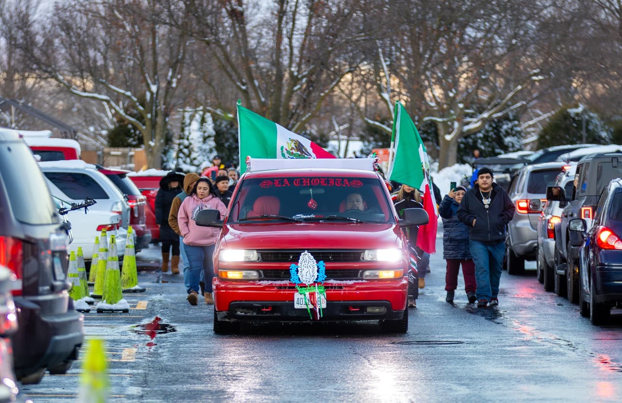 Este año participaron al menos
<b> 71 camiones - tráileres y más de 300 feligreses</b> que manejaron por tres horas bajo condiciones extremas: nieve intensa, temperaturas congelantes y fuertes vientos.