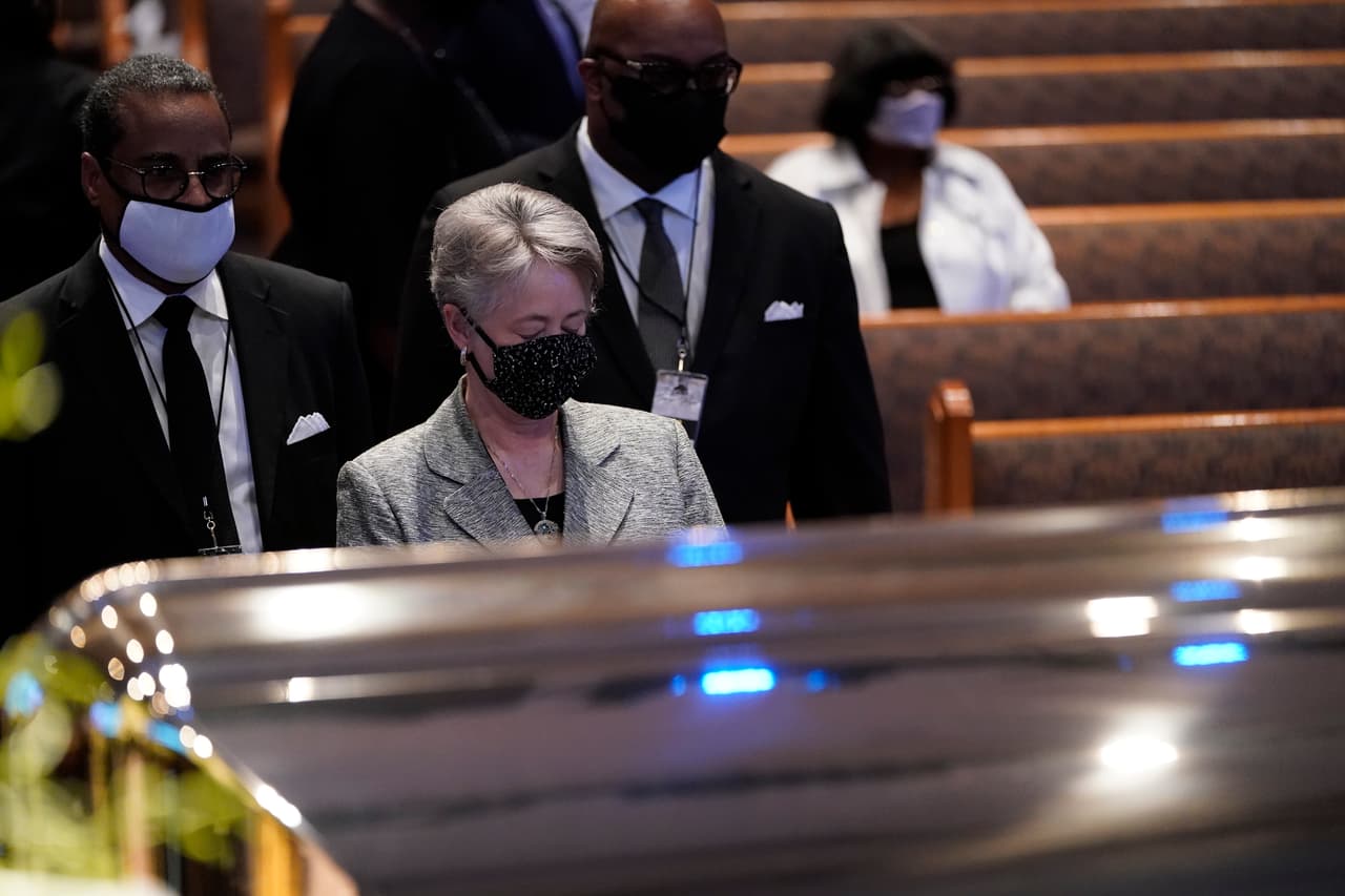 La exalcaldesa de Houston, Annise Parker, frente al ataúd con los restos de George Floyd este martes en Houston. "He asistido a muchos funerales en toda mi vida, pero hoy se sintió como ver la historia en vivo. Honrada por haber sido invitada al funeral de George Floyd", escribió 
<a href="https://twitter.com/RepAlGreen/status/1266412924635144194?s=20" target="_blank">en su cuenta de Twitter</a>.