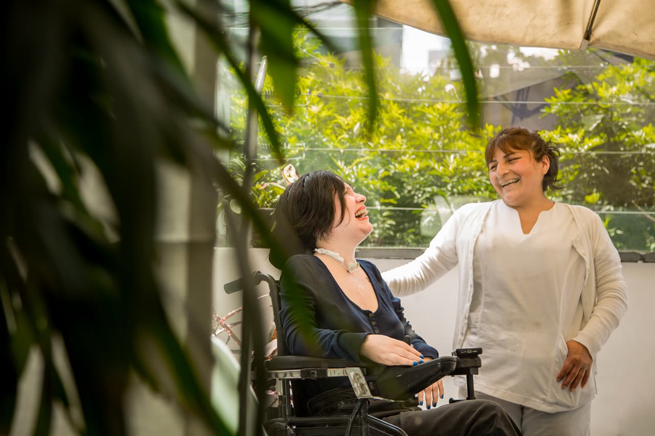 Ana cuenta con el apoyo de una enfermera las 24 horas del día. Ella se encarga de replicar sus palabras, tras perder la voz con la traqueotomía.