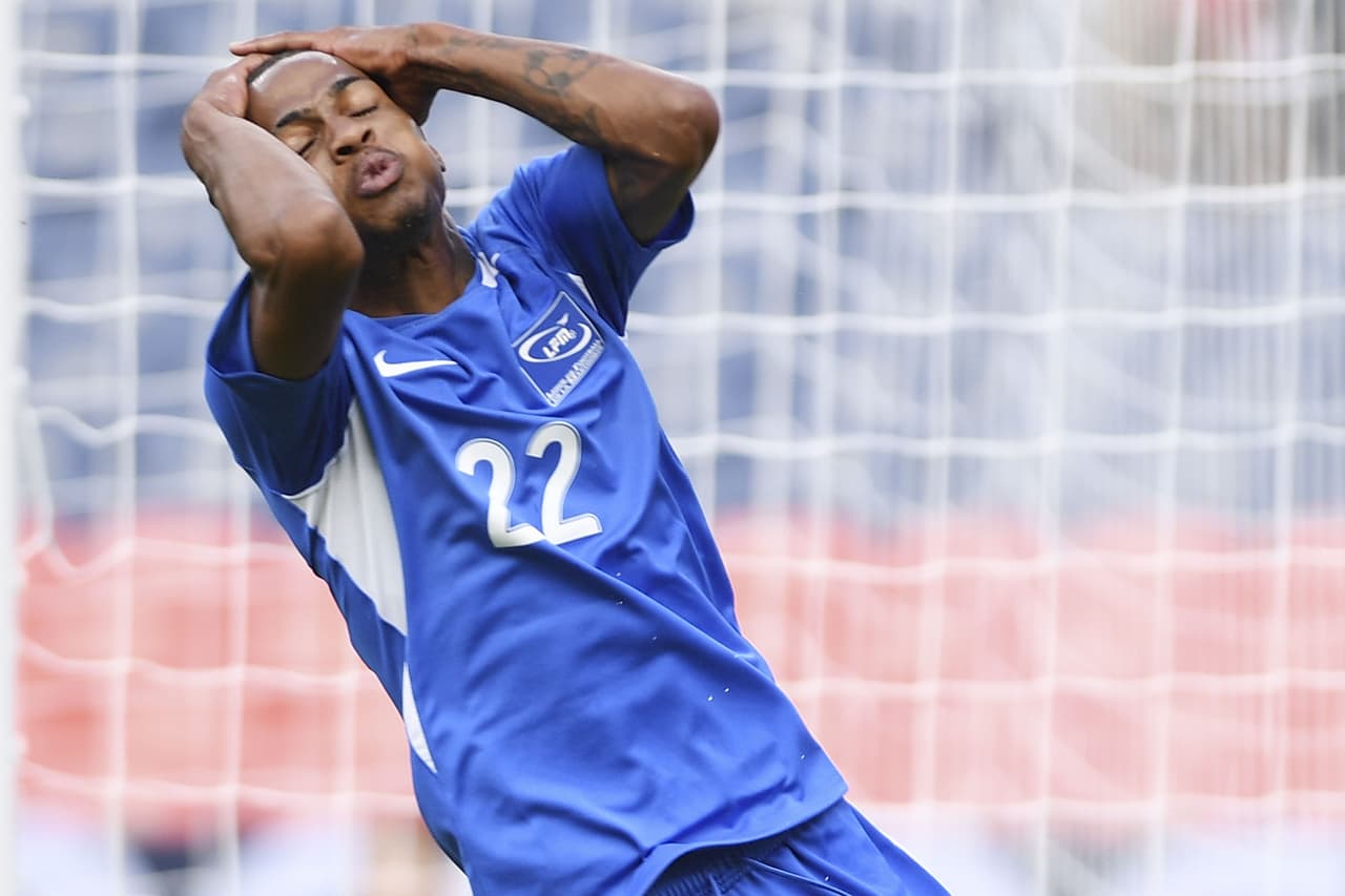 Sin embargo, Kevin Parsemain, voló el disparo, por encima del larguero, y se perdieron la oportunidad de aumentar la ventaja, aunque sin consecuencias.