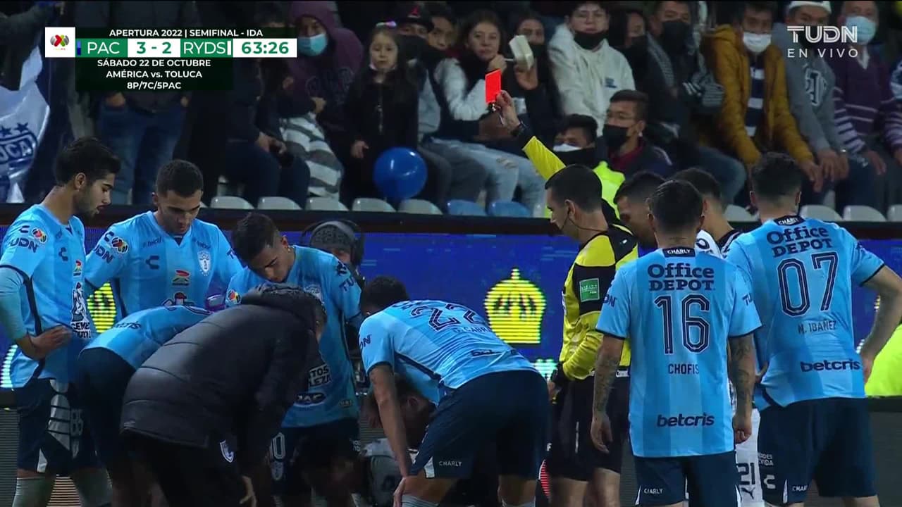 ¡Expulsión! El árbitro saca la roja directa a Érick Aguirre.