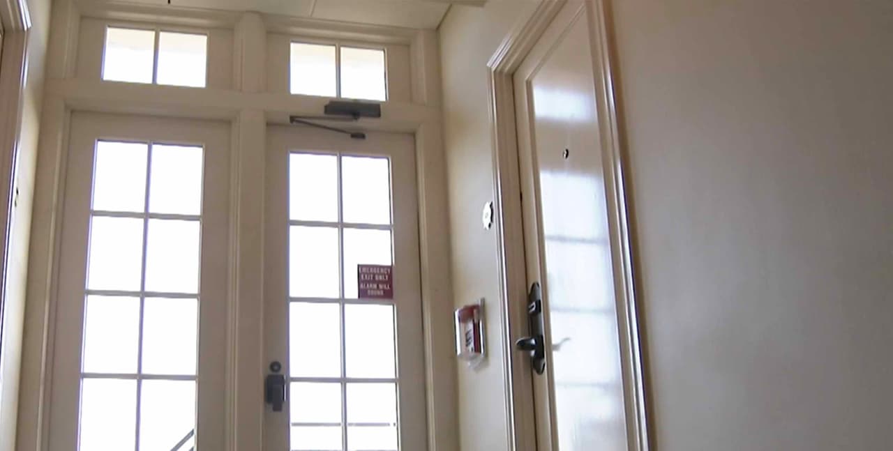 Más de una persona ha reportado actividades como llaves de agua que se abren inexplicablemente, luces que se prenden y apagan, puertas que se abren y cierran solas y murmullos que se escuchan en los pasillos.