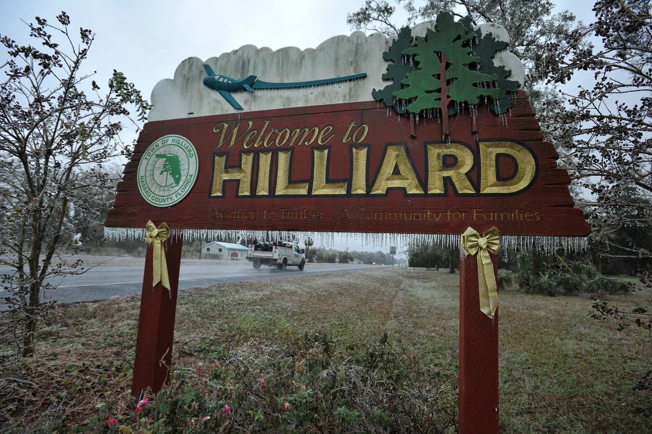 El cartel de bienvenida a Hilliard cubierto de hielo. Esta ciudad floridiana está muy cerca de la frontera con Georgia.