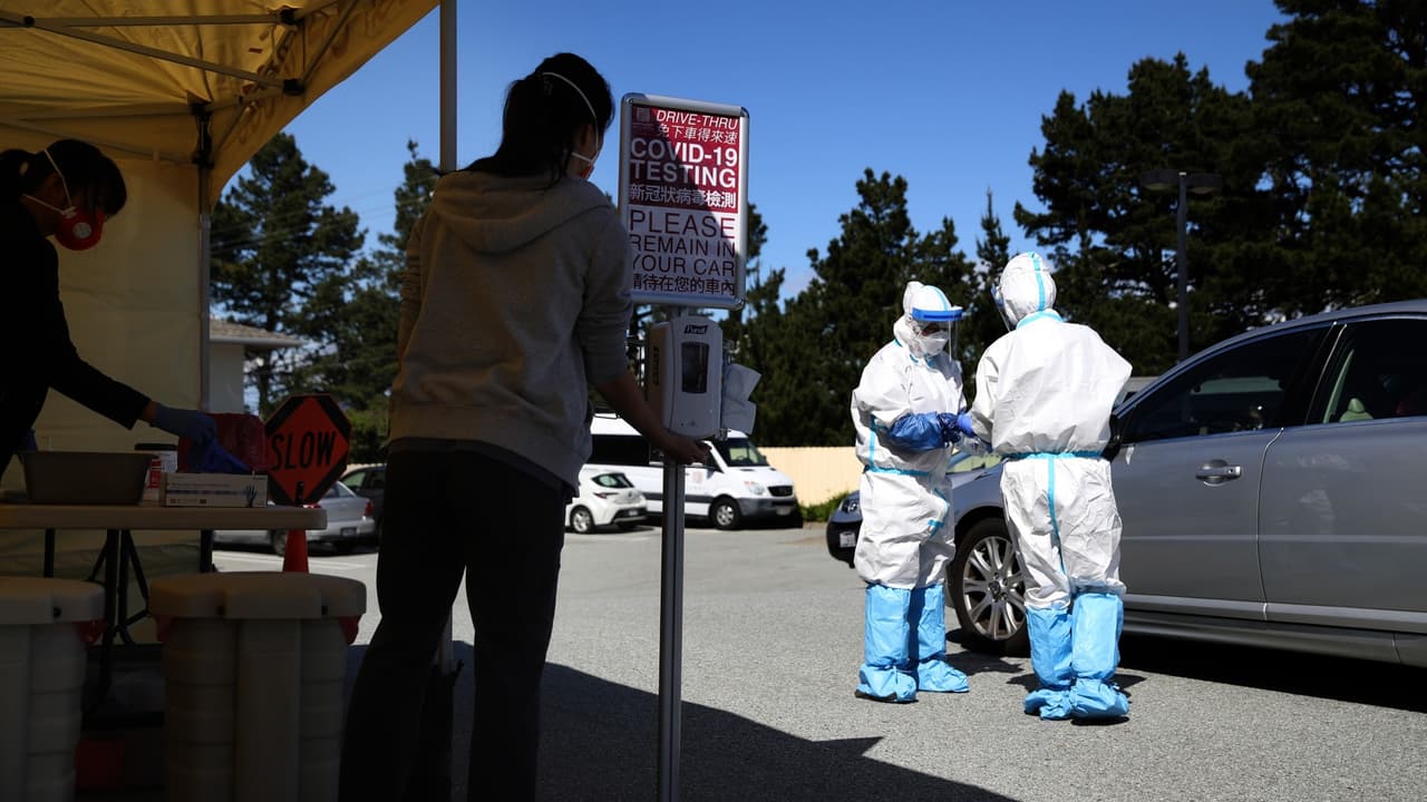Debe ser mayor de 50 años y experimentar los síntomas de COVID-19, o ser un trabajador de la salud o el primero en responder.
<br>