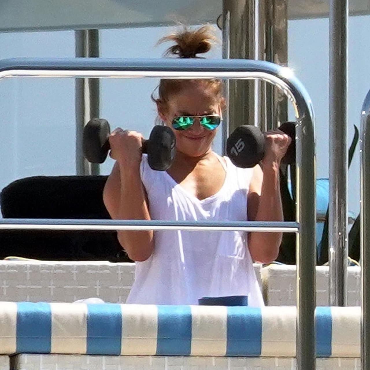 Los ratos de JLo en el mar distan mucho del fuego y el festejo que caracteriza al padre de
<a href="https://www.univision.com/entretenimiento/jennifer-lopez-pago-una-fortuna-por-el-cumpleanos-de-sus-gemelos-max-y-emme-fotos">sus mellizos</a>,
<a href="https://www.univision.com/temas/marc-anthony"><b>Marc Anthony</b></a>, quien a cada rato sorprende festejando en un yate con un famoso nuevo.