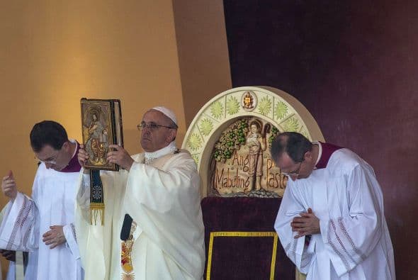 “Los filipinos están llamados a ser grandes misioneros de la fe en Asia”, sostuvo.