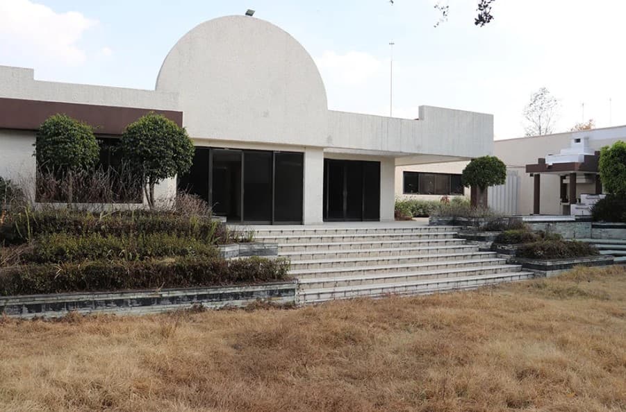 La mansión fue subastada en mayo de 2020; sin embargo, la compra no fue finalizada. Y se rifó por primera vez en septiembre pasado, pero no hubo un ganador.